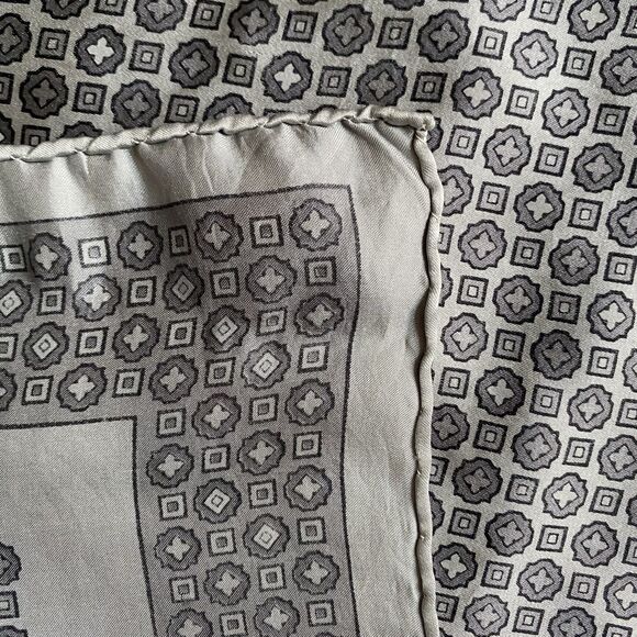 Vintage Silk Scarf Women Gray Geometrical 25” Square Neck Scarf Hand Rolled - Picture 5 of 5